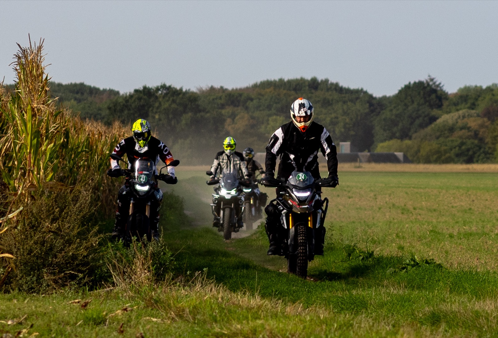 Des motards à travers champs