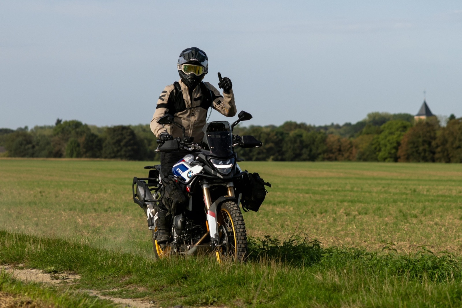 Un motard salue l’appareil