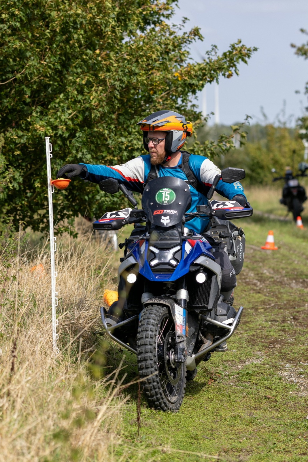 Un motard à l’exercice près des cônes