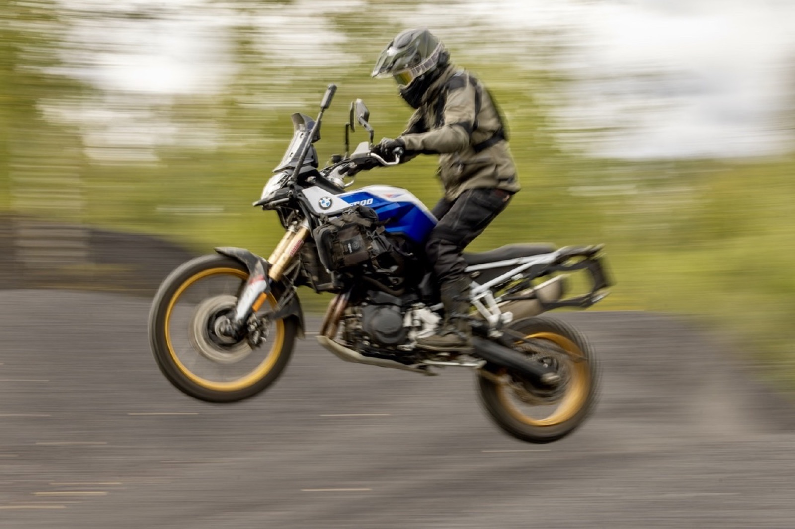 Filé d’une BMW sur la route