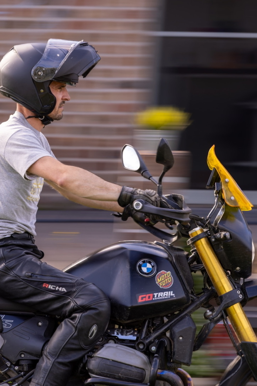 Motard et BMW à la bulle jaune