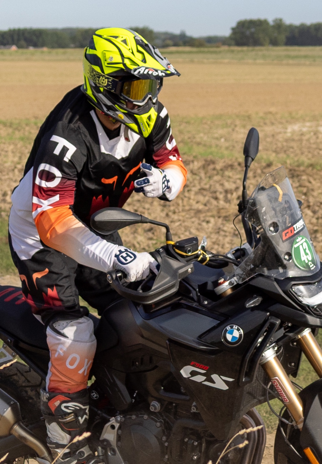 Pilote BMW au casque jaune