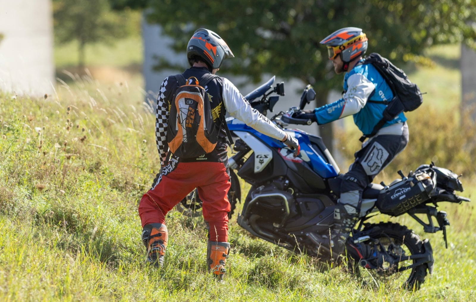 Deux motards s’entraident avec une moto